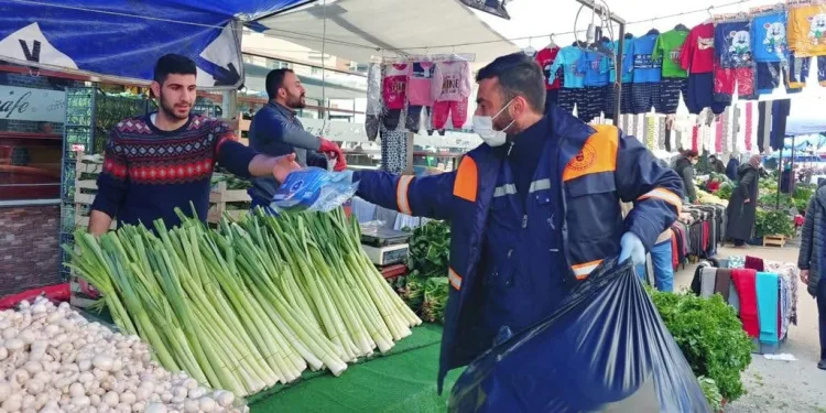 Bursa’da pazarcılara 3 bin adet siperlik dağıtıldı