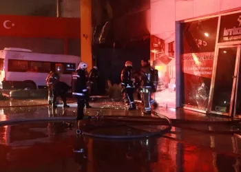 Bursa’da 2 katlı mobilya atölyesinde yangın