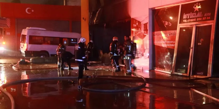 Bursa’da 2 katlı mobilya atölyesinde yangın