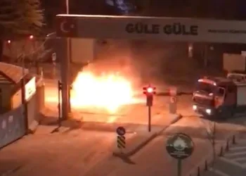 Bursa’da seyir halindeki araç yandı