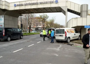 Bursa’da ekmek dağıtımına çıkan araç üst geçide daldı