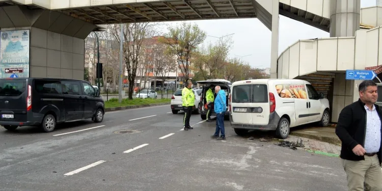 Bursa’da ekmek dağıtımına çıkan araç üst geçide daldı