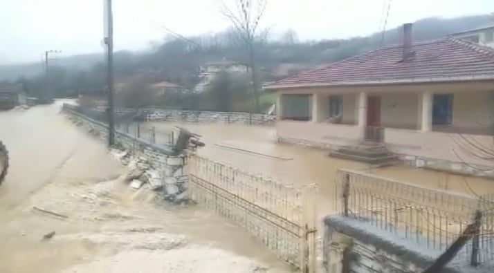 Bursa'da dere kenarındaki kahvaltı salonlarını sel vurdu
