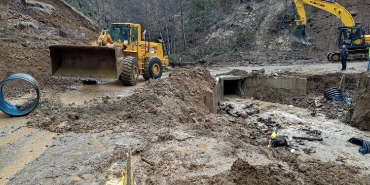 Bursa’da heyelanlı yollar trafiğe açılıyor