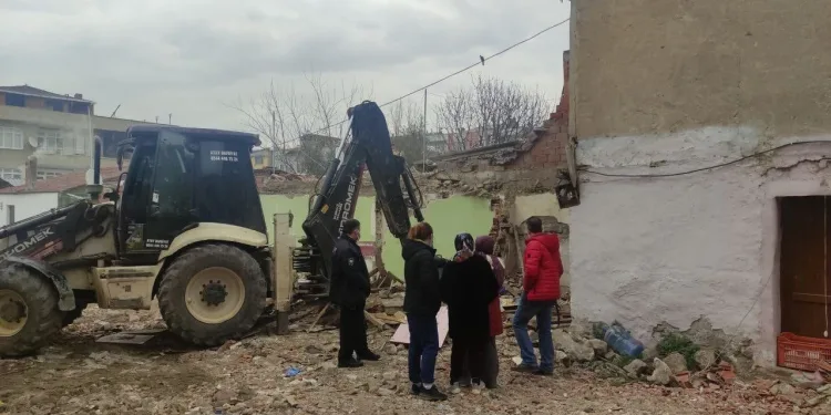 Bursa’da izinsiz yıkımı polis durdurdu