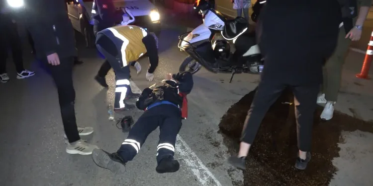 Bursa’da kısıtlama saatinde moto kuryeler çarpıştı