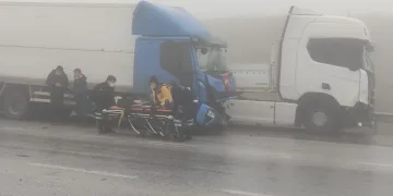 Bursa’da yoğun sis! 2 TIR çarpıştı