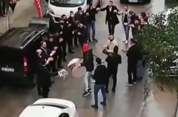 Bursa’da yasağa rağmen sokakta halay çektiler