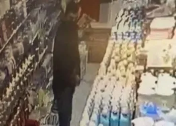 Bursa’da şampuan hırsızlığı! Pantolonuna koyup gitti