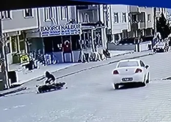 Bursa’da otomobille çarpışan motosikletli sürüklenerek direğe çarptı