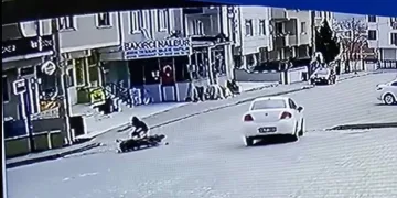 Bursa’da otomobille çarpışan motosikletli sürüklenerek direğe çarptı