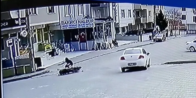 Bursa’da otomobille çarpışan motosikletli sürüklenerek direğe çarptı