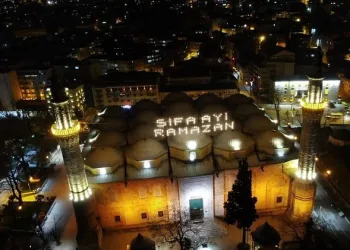 Ulu Cami’ye asılan Ramazan mahyası geceyi aydınlattı