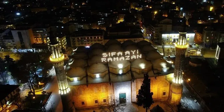 Ulu Cami’ye asılan Ramazan mahyası geceyi aydınlattı