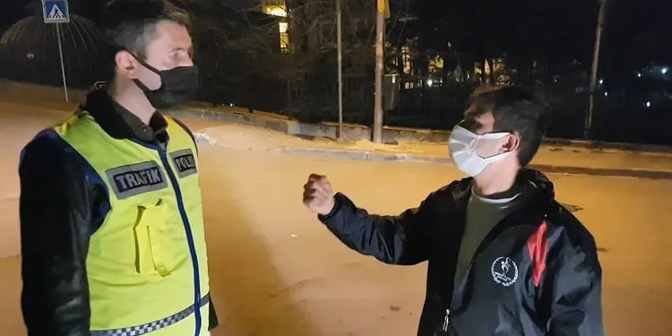 Kısıtlamada alkollü yakalandı, polise sarılmak istedi