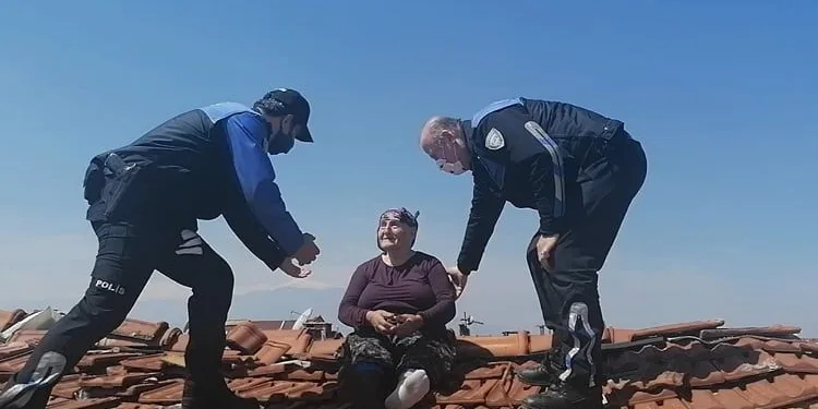 Yaşlı kadını çatıda görenler intihar girişimi sandı