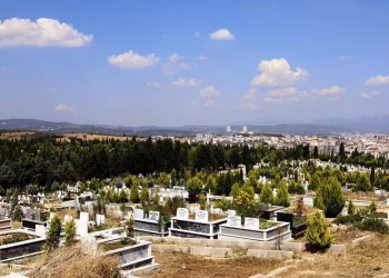 Hamitler Mezarlığı sıralı definlere kapanıyor