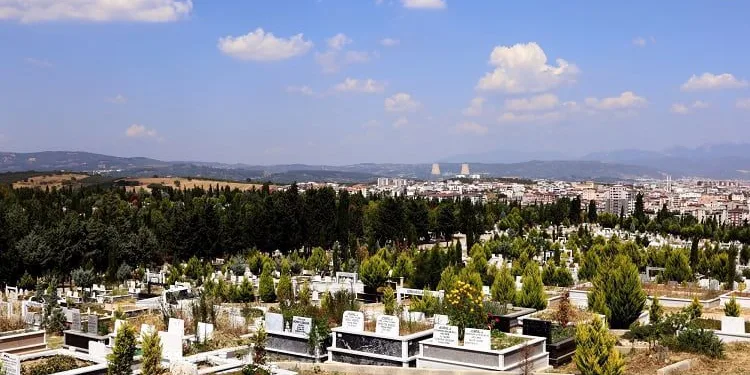 Hamitler Mezarlığı sıralı definlere kapanıyor