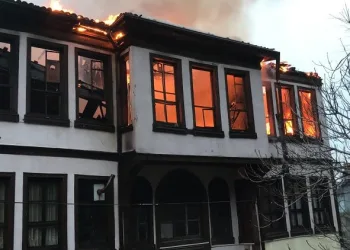 Osmangazi’de yanan bina gece saatlerinde belediye ekipleri tarafından yıkıldı