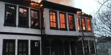 Osmangazi’de yanan bina gece saatlerinde belediye ekipleri  tarafından yıkıldı