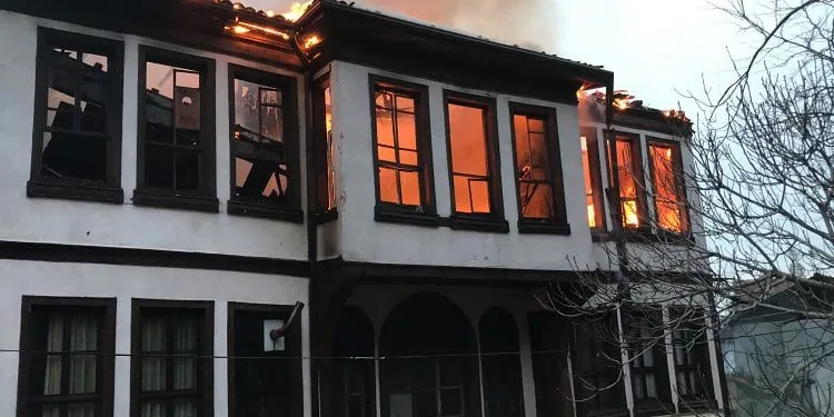 Osmangazi’de yanan bina gece saatlerinde belediye ekipleri  tarafından yıkıldı