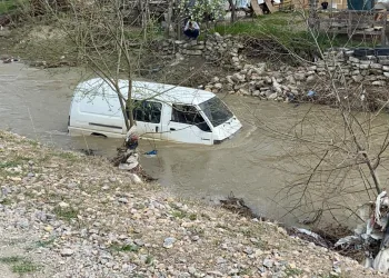 Bursa’da dereye uçan araçta mahsur kaldı