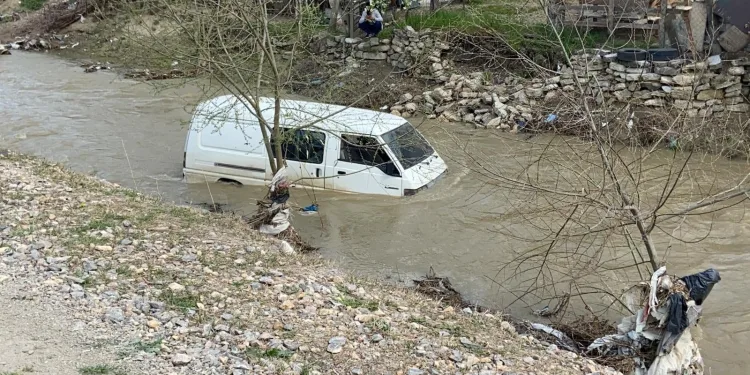 Bursa’da dereye uçan araçta mahsur kaldı