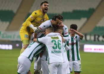 Bursaspor uzatma dakikalarında “güldü”
