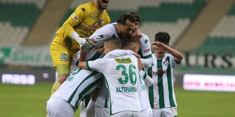 Bursaspor uzatma dakikalarında “güldü”