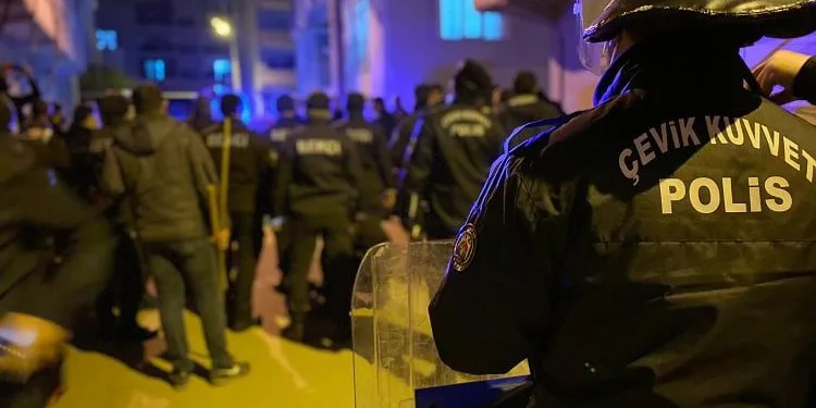 Bursa’da gergin gece! 100 kişilik grup kavgaya tutuştu