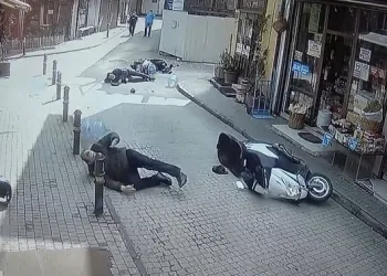 Kazada yola savruldular! Arkasına bakmadan kaçtı