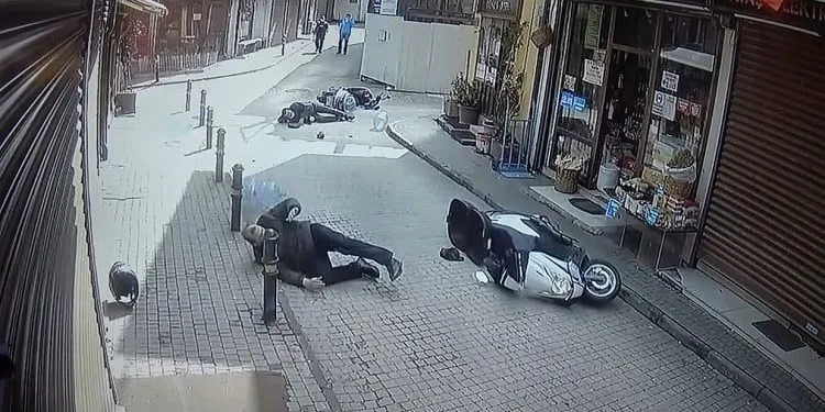 Kazada yola savruldular! Arkasına bakmadan kaçtı