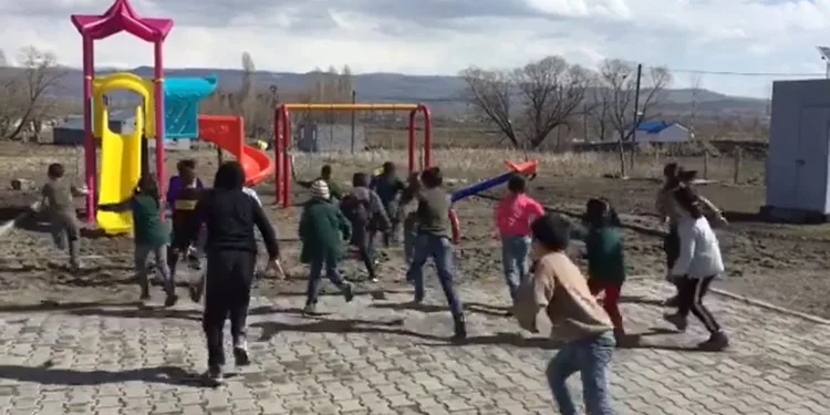 Başkan Aktaş Kars’taki köy okula park yaptırdı