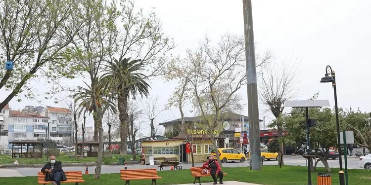 Mudanya’daki parklar güneş enerjisiyle aydınlatılıyor