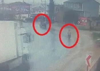 Bursa’da TIR kontrolden çıktı! Kaza anı kamerada