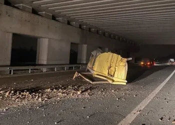Bursa’da kamyonun dorsesi üst geçide takıldı