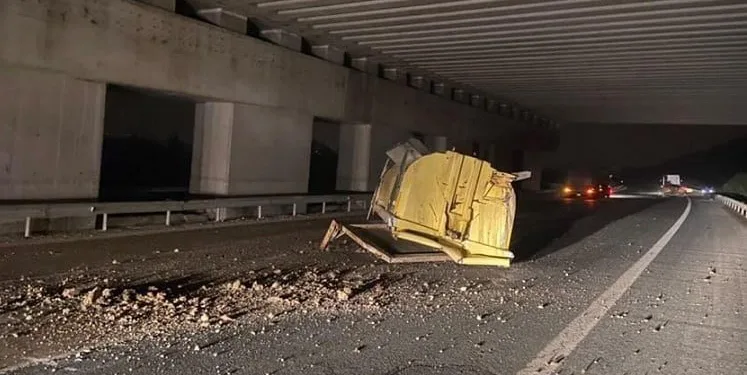 Bursa’da kamyonun dorsesi üst geçide takıldı
