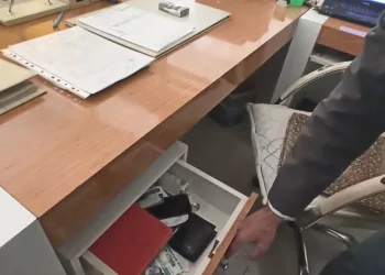 Çekmecedeki parayı eliyle koymuş gibi buldu