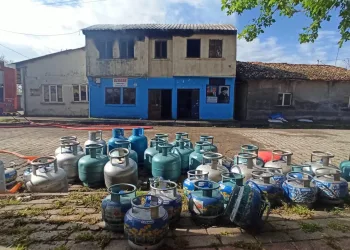 Bursa’da deposu tüp dolu evde yangın!