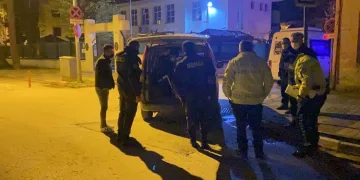 Hırsızlıktan aranan şüpheli gezerken yakalandı