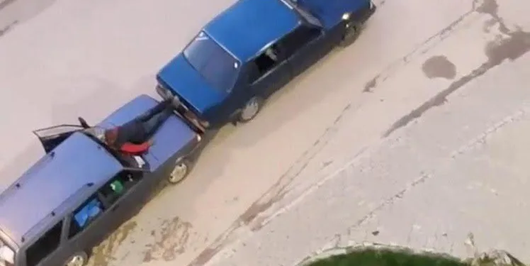 Bozulan aracını ayaklarıyla iteledi