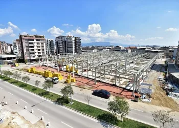 Millet Mahallesi kapalı pazar alanında yol yarılandı
