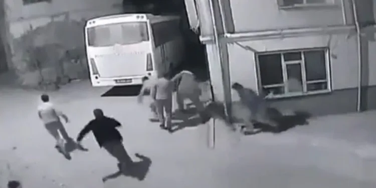 Jandarmayı görünce çil yavrusu gibi dağıldılar