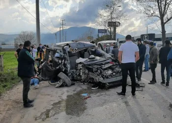 Bursa’da içindeki 4 kişiyle beton direğe çarptı
