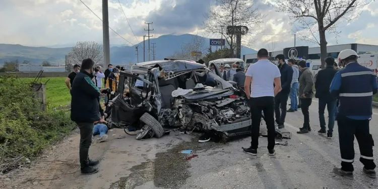 Bursa’da içindeki 4 kişiyle beton direğe çarptı