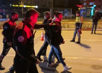 Bursa’da uyuşturucudan aranan kurye yakalandı