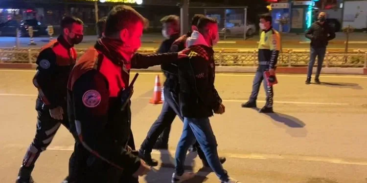 Bursa’da uyuşturucudan aranan kurye yakalandı