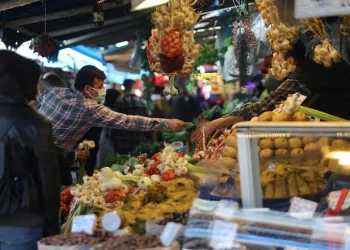 Bursa’da 3 günlük yasak öncesi pazarlarda hareketlilik