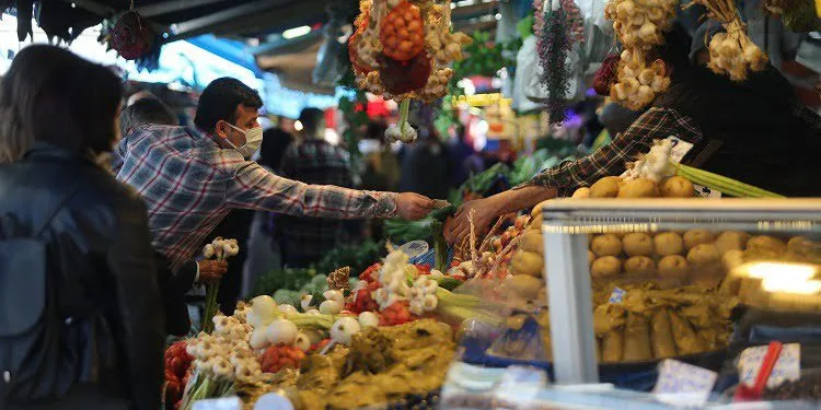Bursa’da 3 günlük yasak öncesi pazarlarda hareketlilik