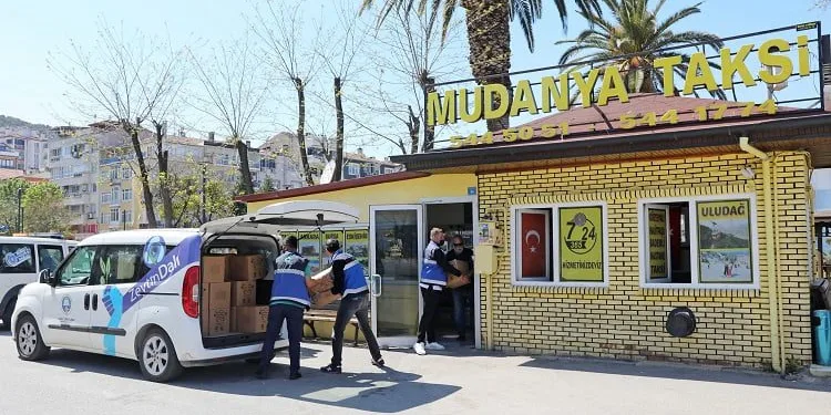 Mudanya’da taksi ve dolmuş şoförlerine gıda desteği